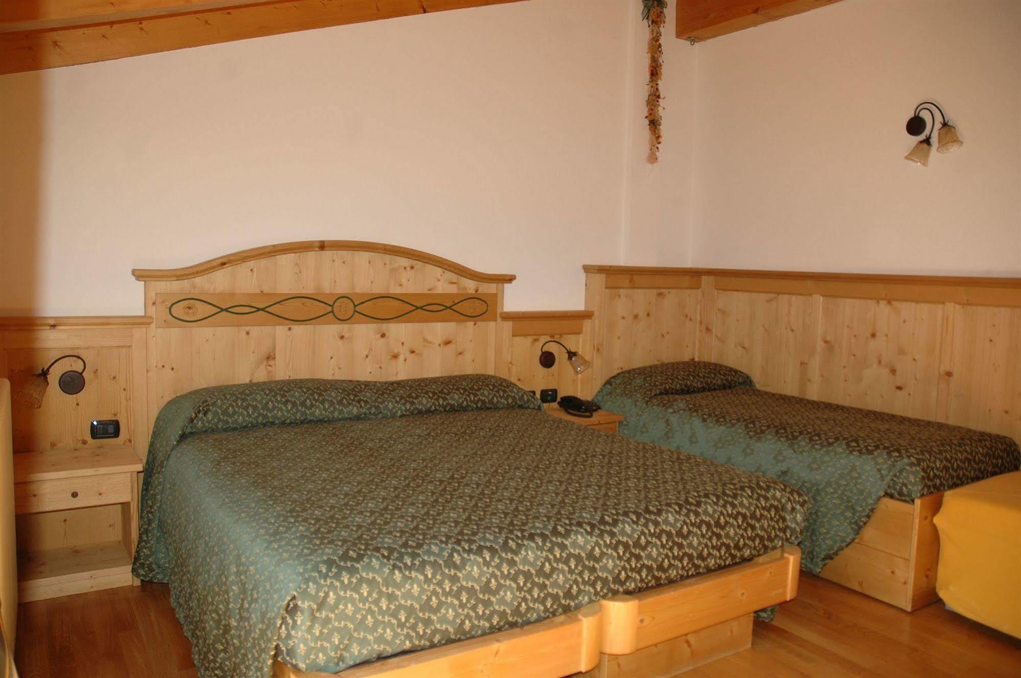 Hotel Garni La Soldanella Мадонна-ди-Кампильо Экстерьер фото